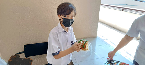 PARTEN ROSCA DE REYES EN SECUNDARIA MAC GREGOR COSTA AZUL