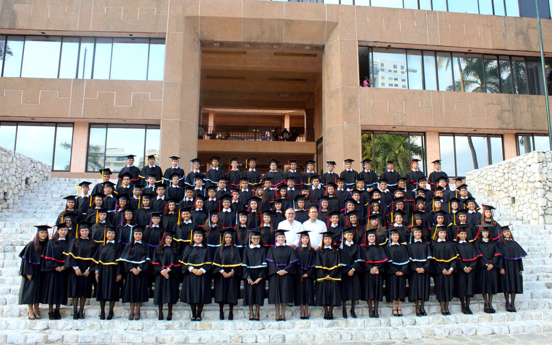 ENTUSIASTA AMBIENTE EN TOMA DE FOTOGRAFÍA GENERACIÓN 2020-2023 PREPA AMERICANA