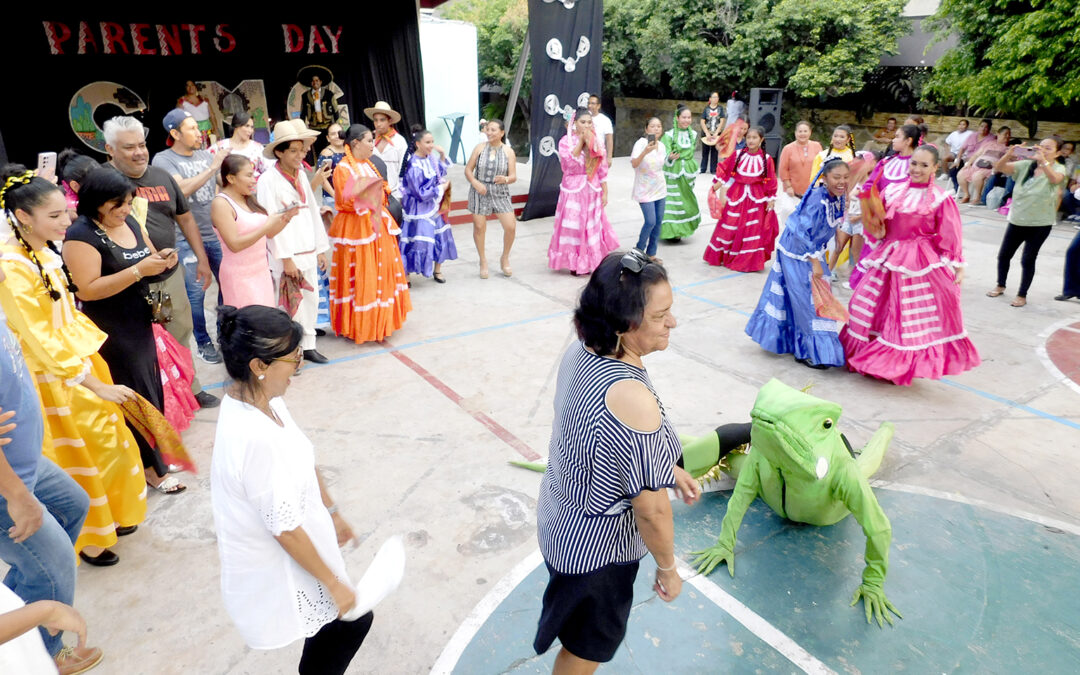 CELEBRAN A LO MEXICANO EL PARENTS DAY EN EL MACGREGOR EJIDO SECUNDARIA